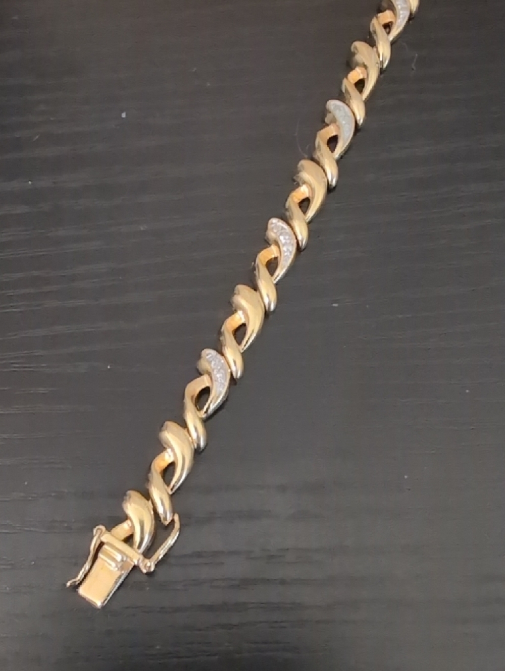 Elegant Gold-Tone Women's Bracelet with Twisted Link Design - Picture 3 of 7
